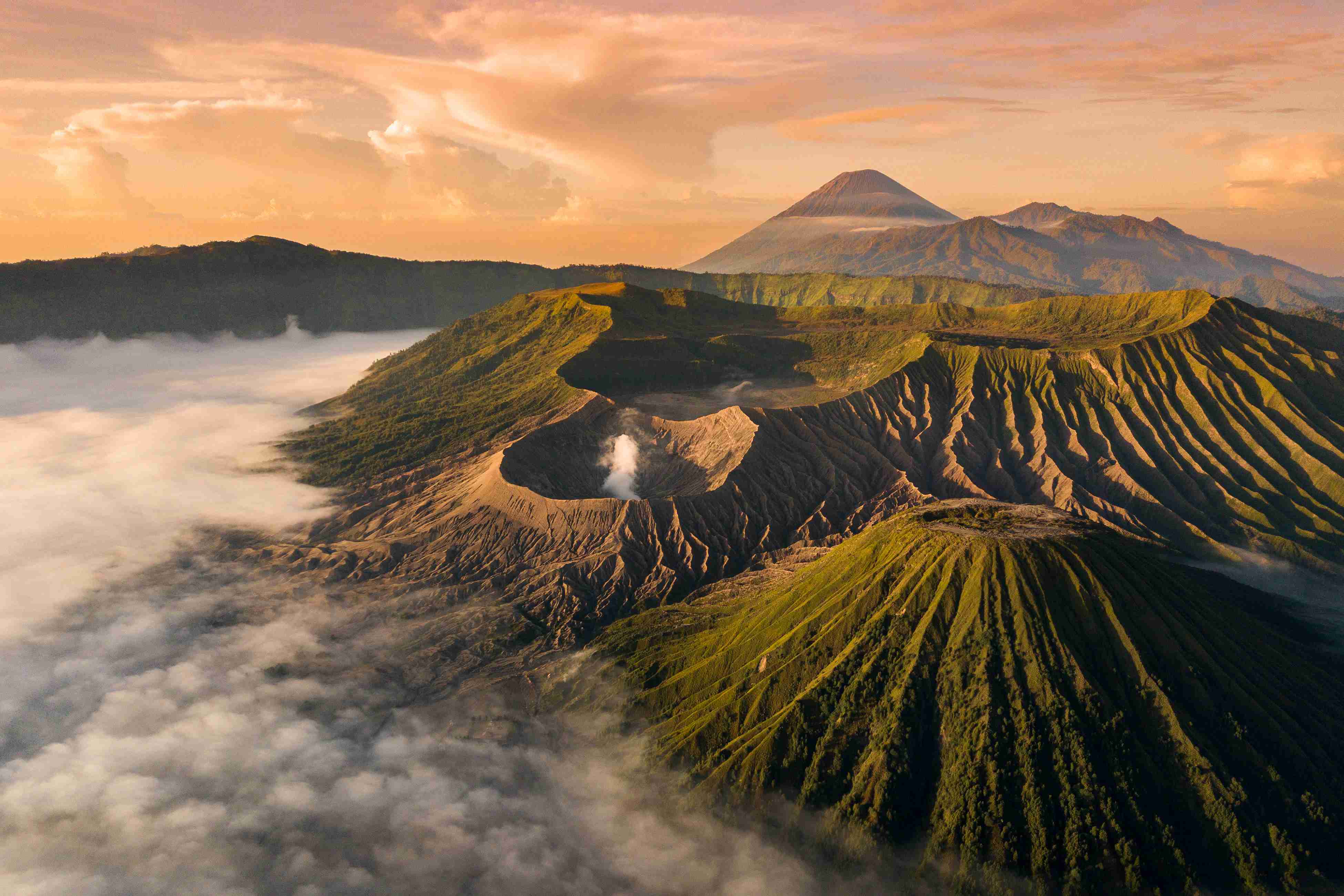 Kamu Anak Gunung? Yuk, Cek Rekomendasi Wisata dengan View Gunung!